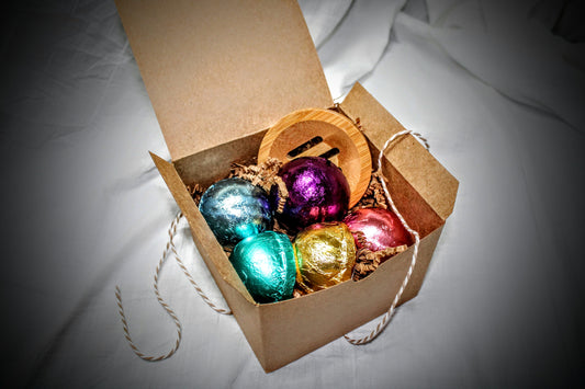 image of kraft paper gift box with 5 shower steamers and one wooden shower steamer tray.